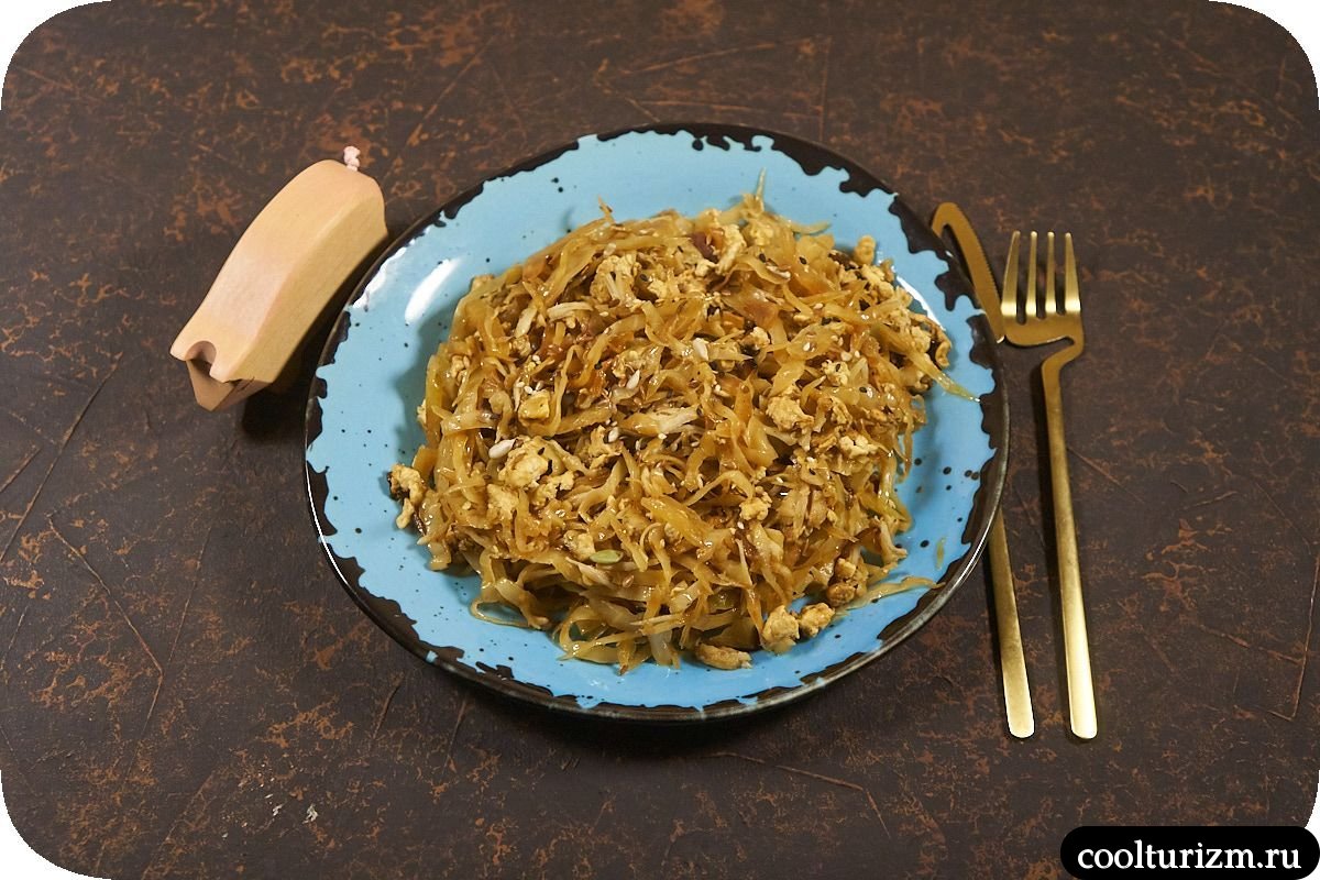 Щеки трески с тушеной капустой и яйцами