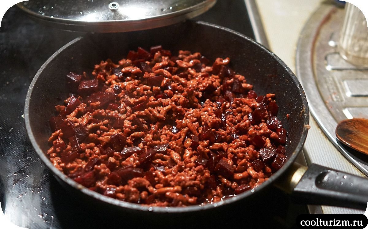 Фарш с тушеной капустой и свеклой на сковороде
