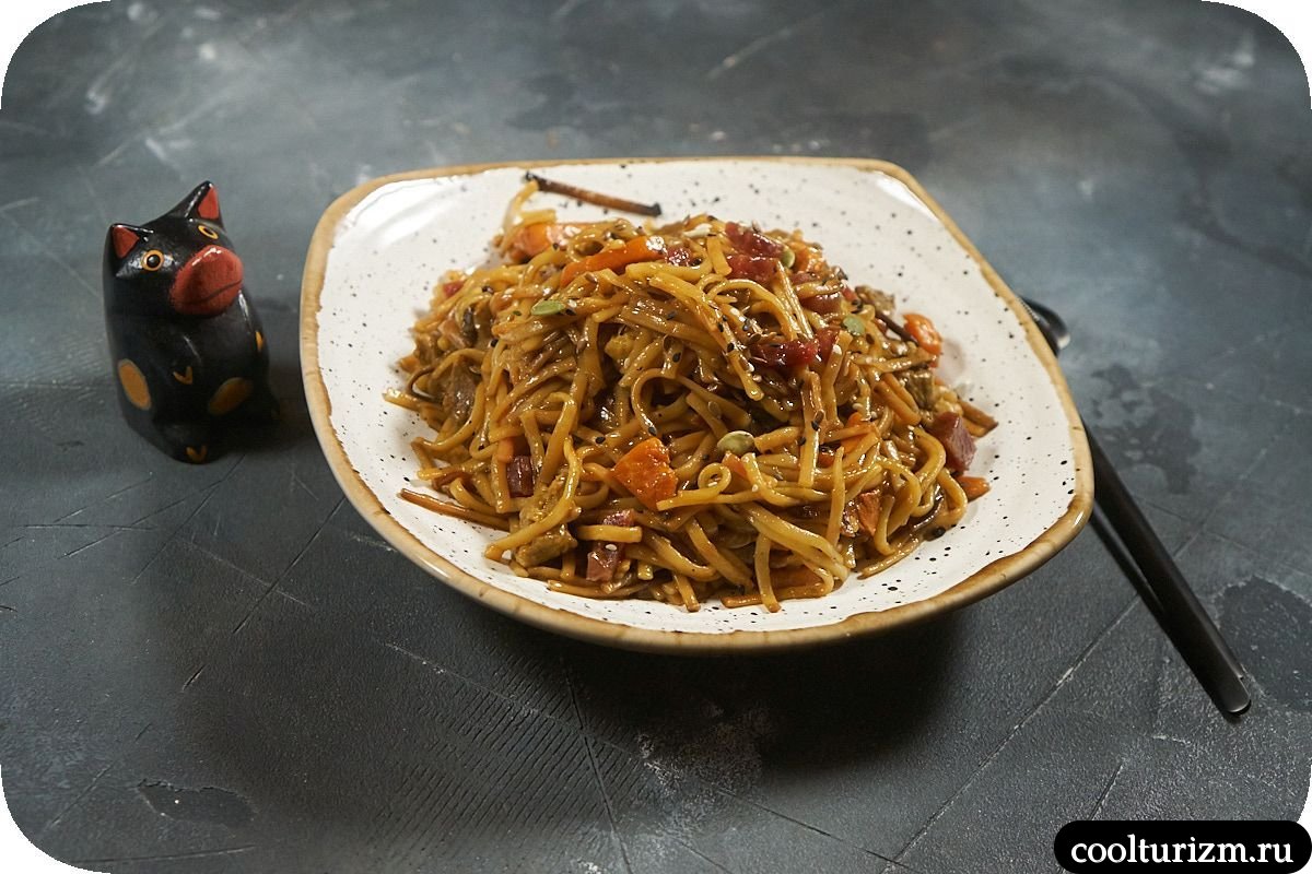 Жареная лапша с мясом и овощами