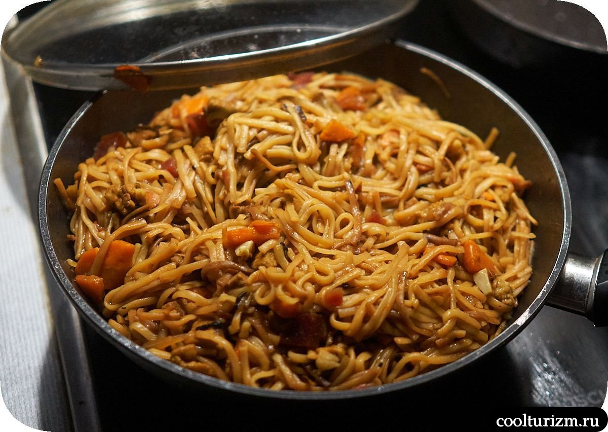 Жареная лапша с мясом и овощами в стиле плова