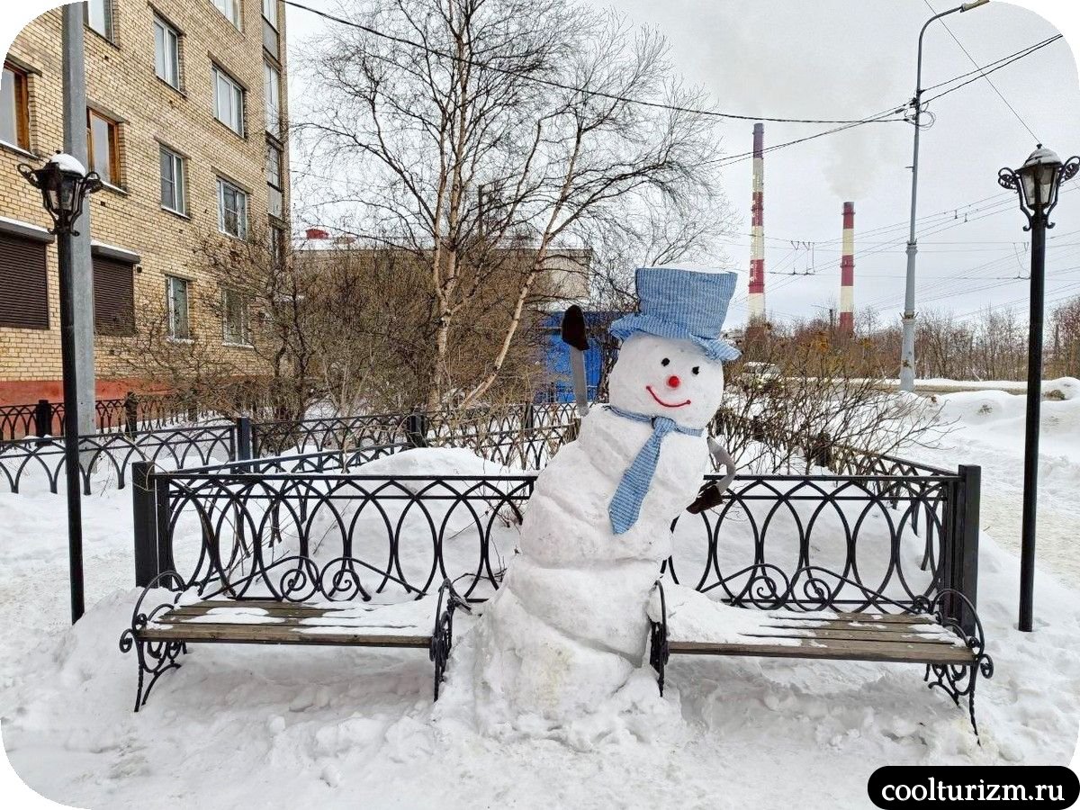 снеговик в голубой шляпе в Мурманске