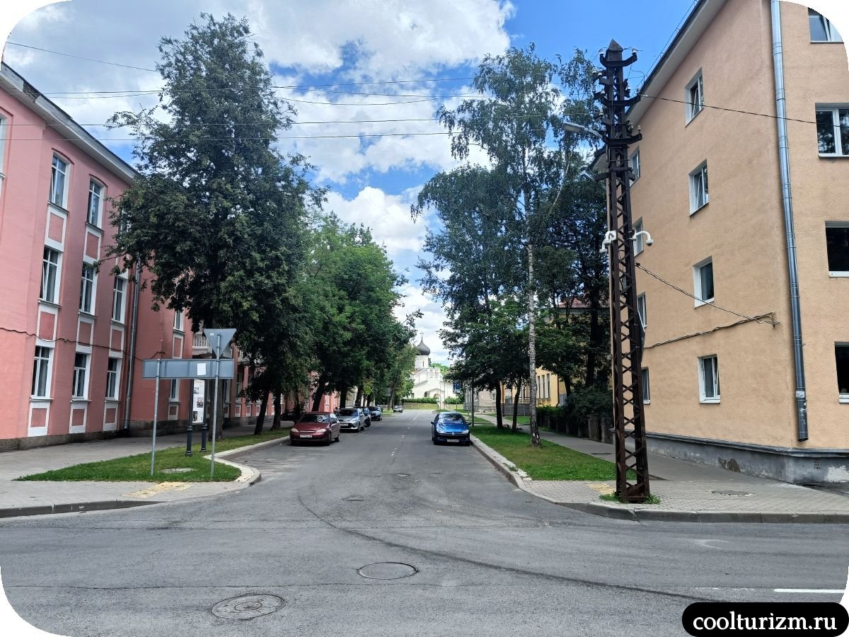 Церковь Иоакима и Анны на Полонище в Пскове в начале улицы Красных Просвещенцев