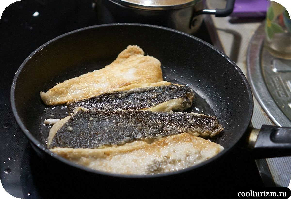 Филе камбалы с тушеной капустой с морковью