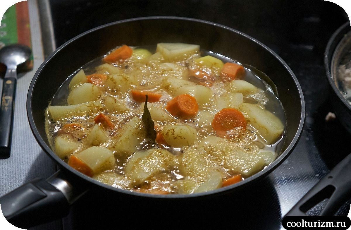 Картофель с мясом и морковью в густом соусе как готовить