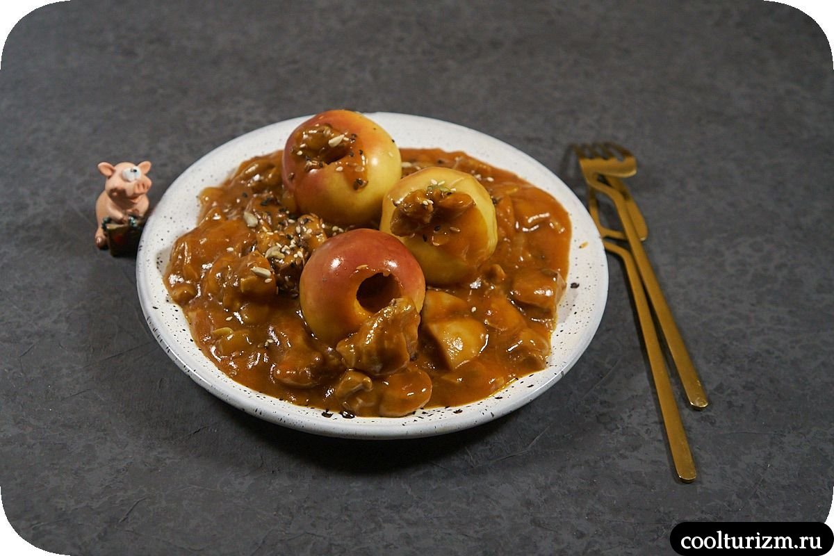 Мясо курицы в томатном соусе с яблоками