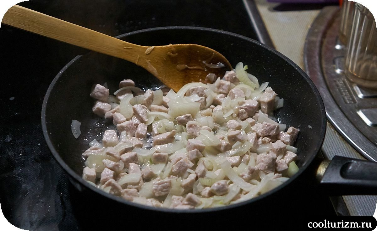 Тушеная капуста с томатной пастой и мясом на сковороде
