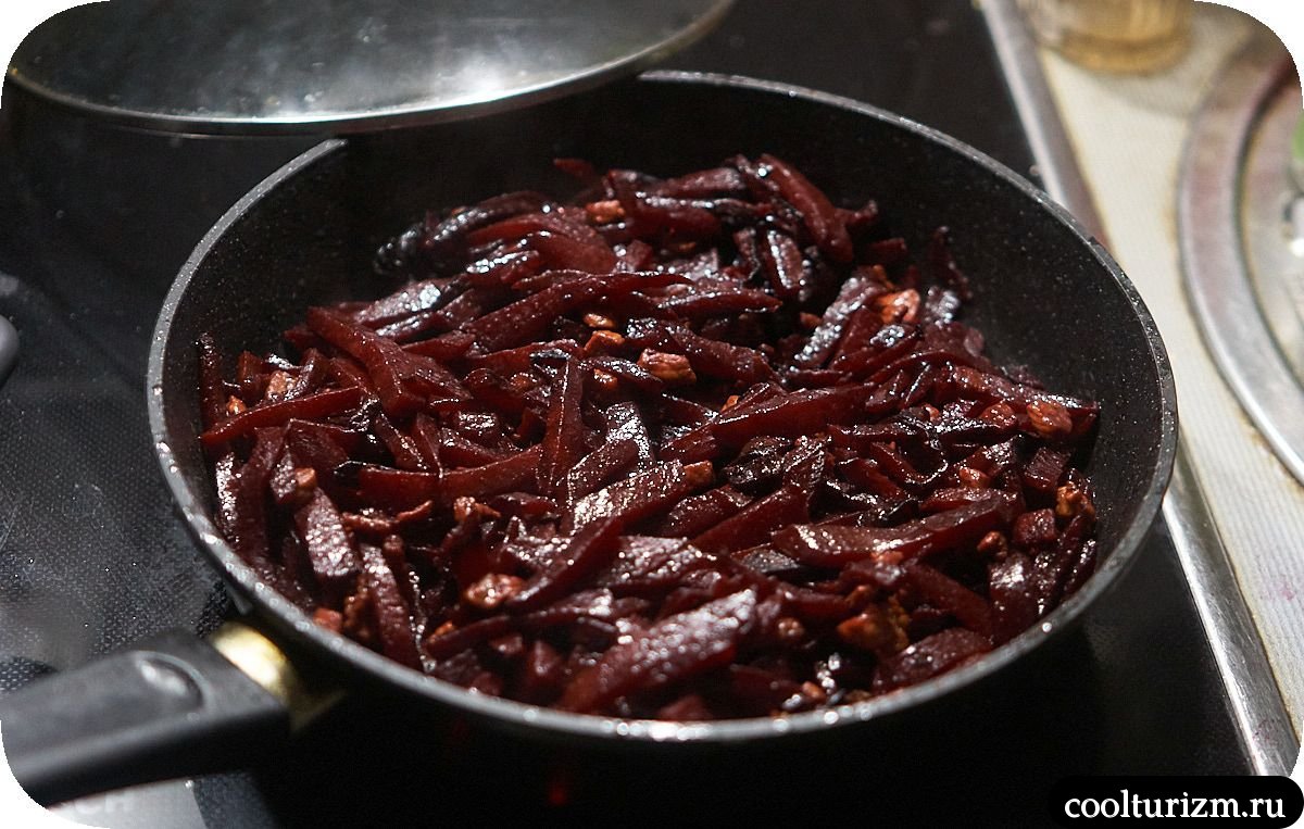 Жареная свекла с мясом на сковороде
