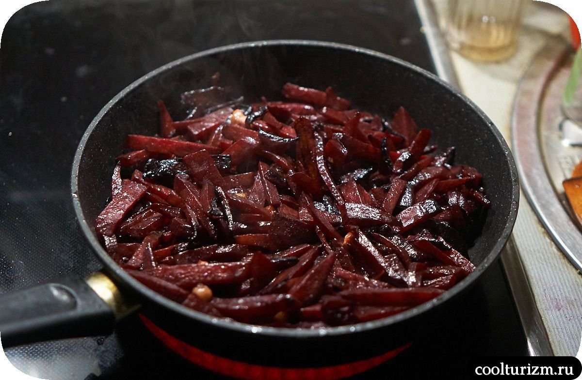 Жареная свекла с мясом как готовить