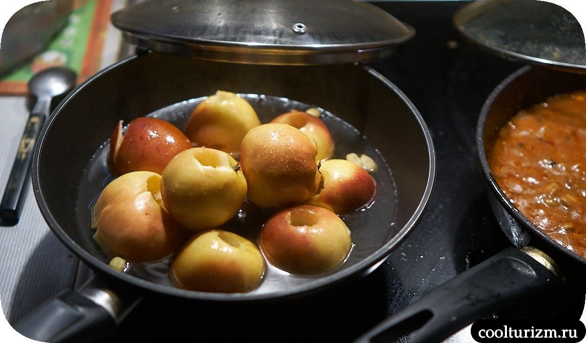 Мясо курицы с яблоками