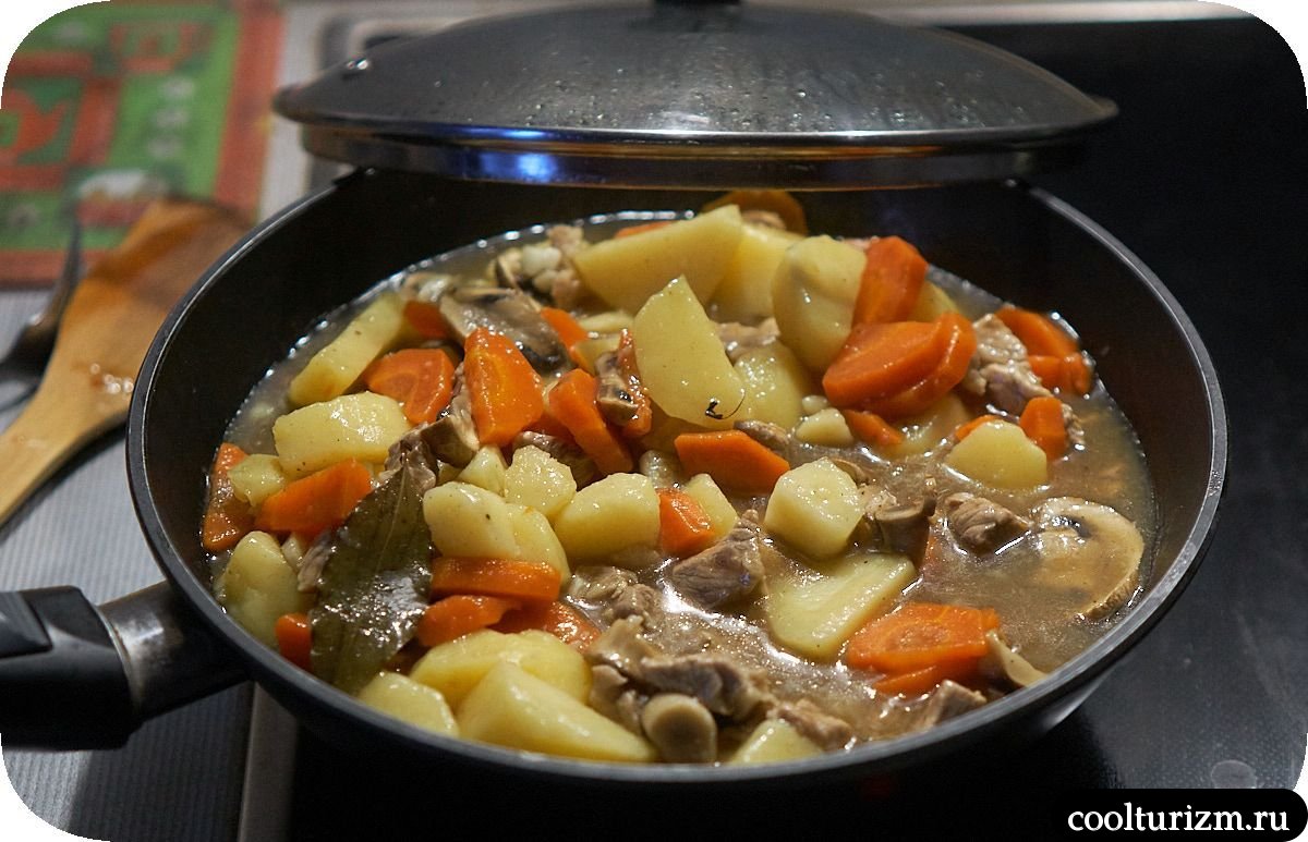 Картофель с шампиньонами и мясом в густом соусе
