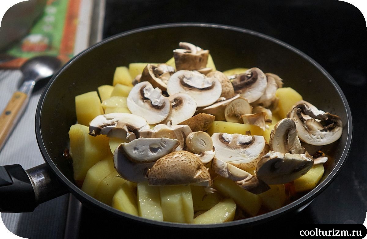 Картофель с шампиньонами и мясом в сковороде