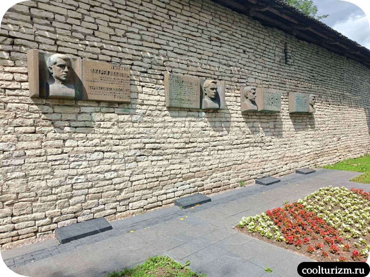 бронзовые барельефы на стене Оуольного города в Пскове