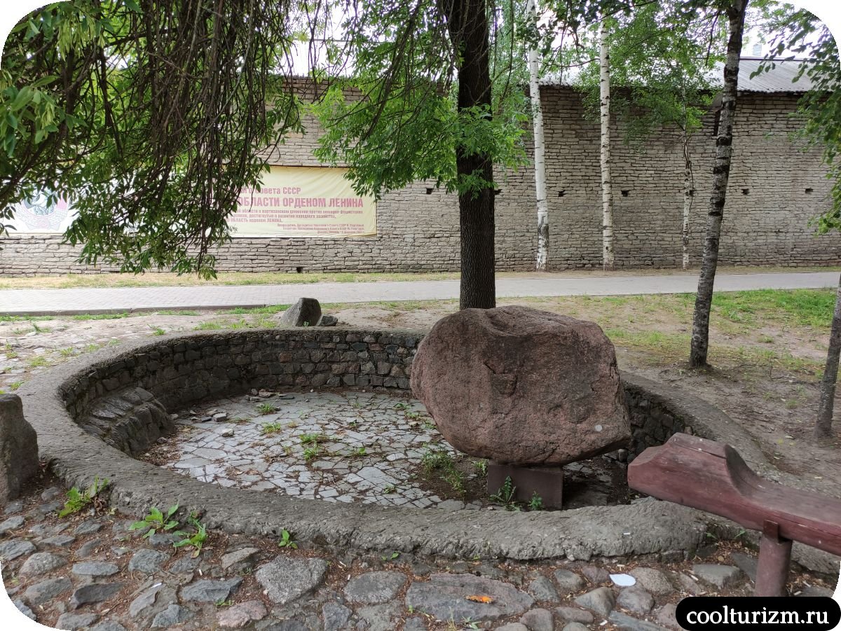 Мемориальный комплекс Памятник партизанам в Пскове Ботаничекий сад