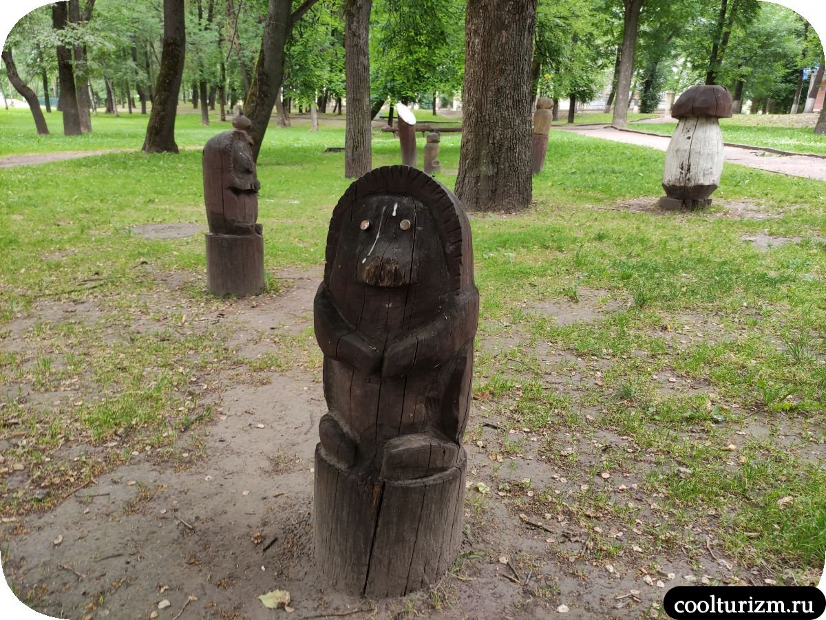 Ботанический сад Псков ежик из деревя