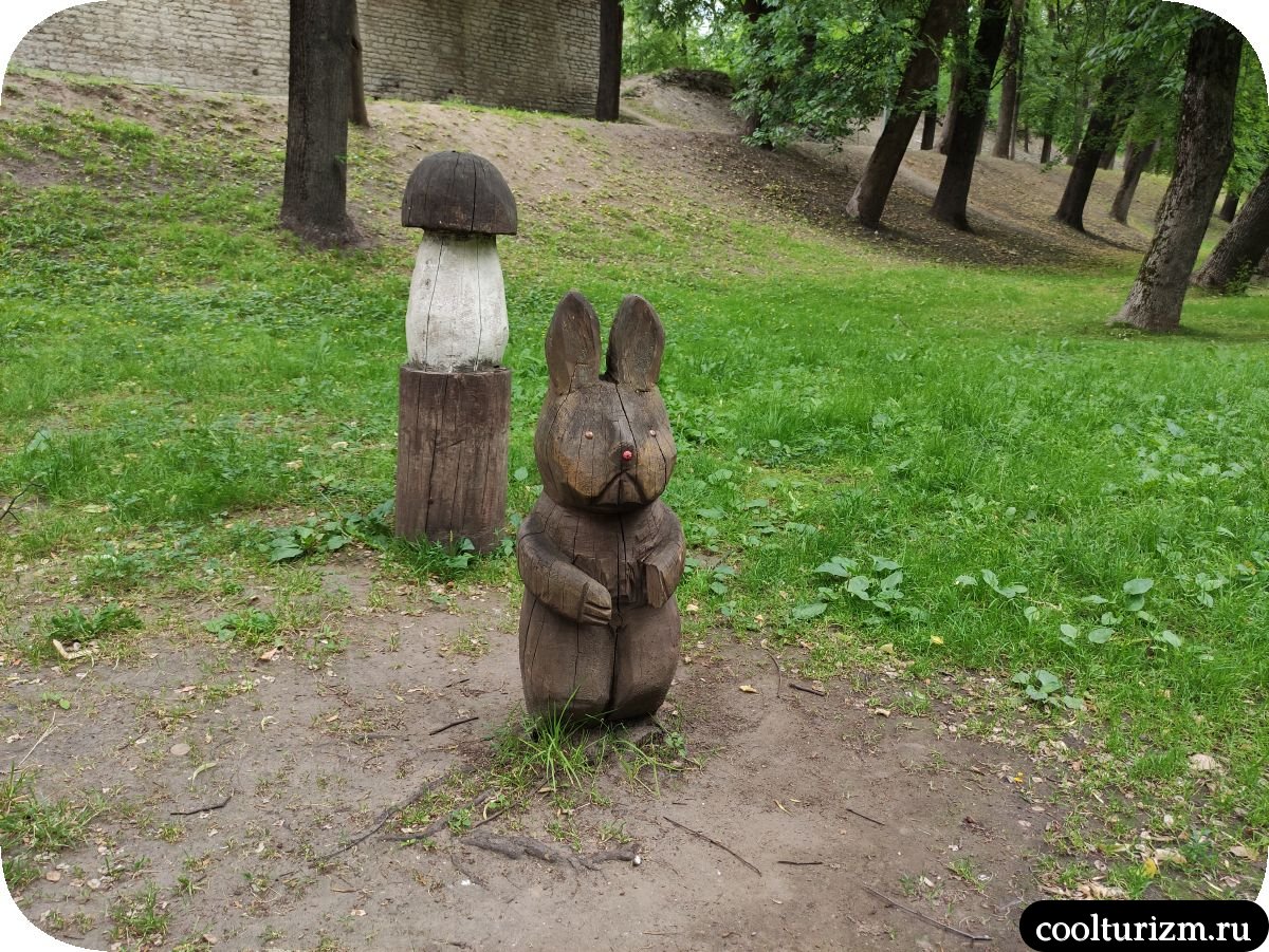Ботанический сад в Пскове деревянный заяц