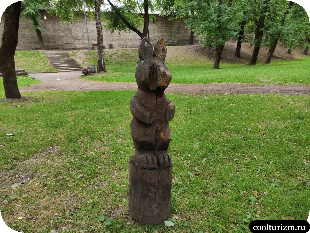 Ботанический сад в Пскове заяц фигура из дерева