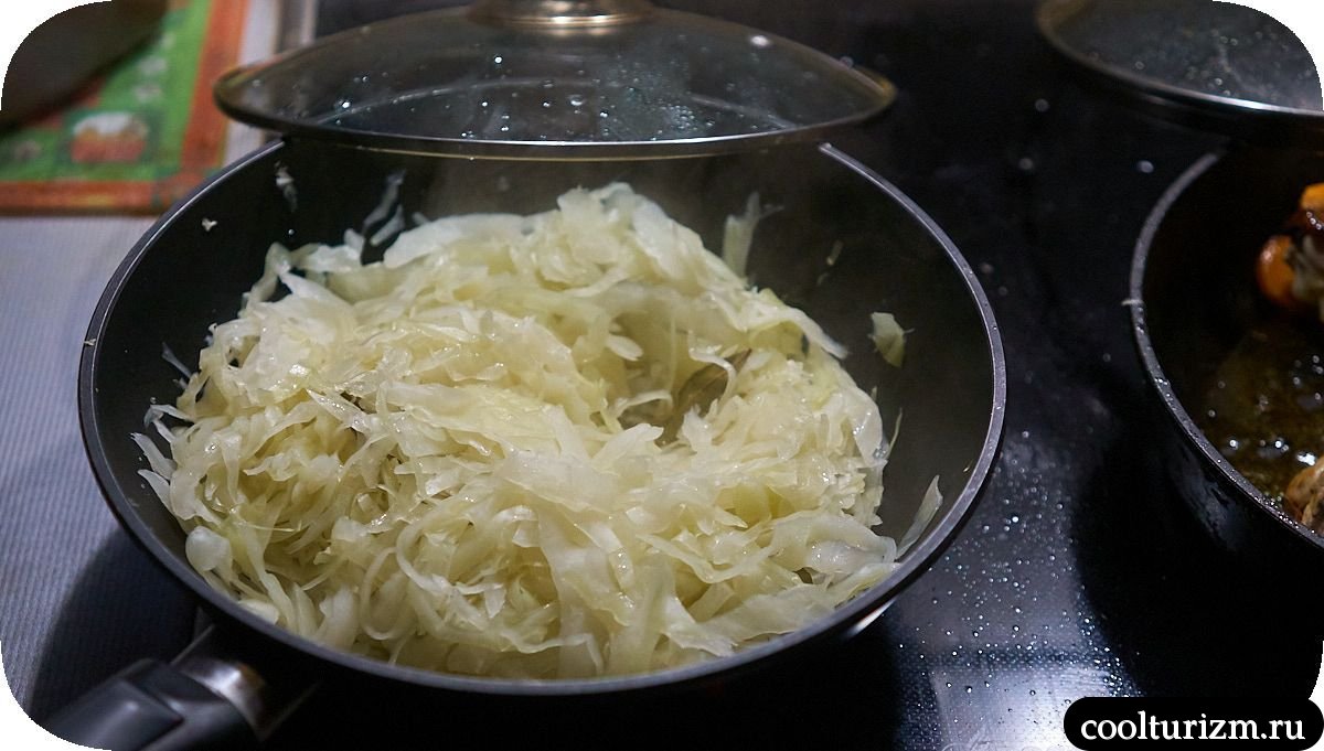 Куриные бедра в густом соусе с тушеной капустой как готовить