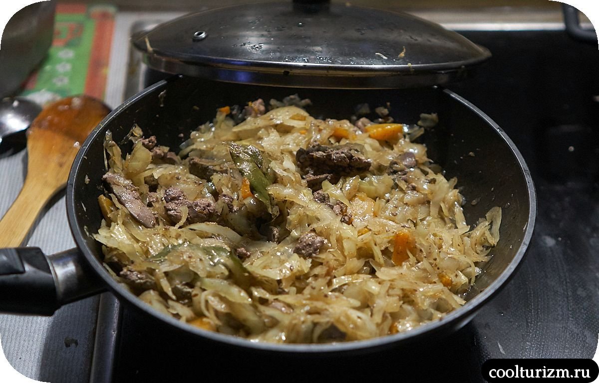 Печень куриная с тушеной капустой на сковороде