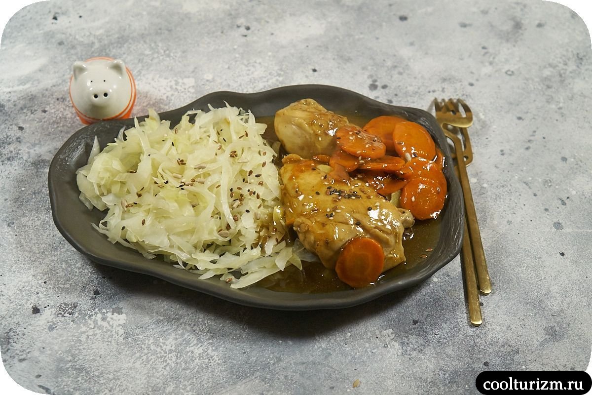 Куриные бедра в густом соусе с тушеной капустой