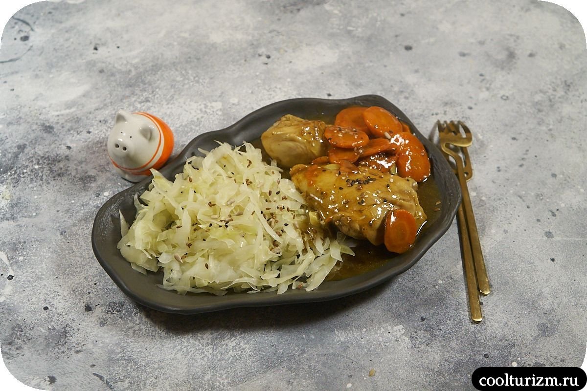 Куриные бедра в густом соусе с тушеной капустой рецепт