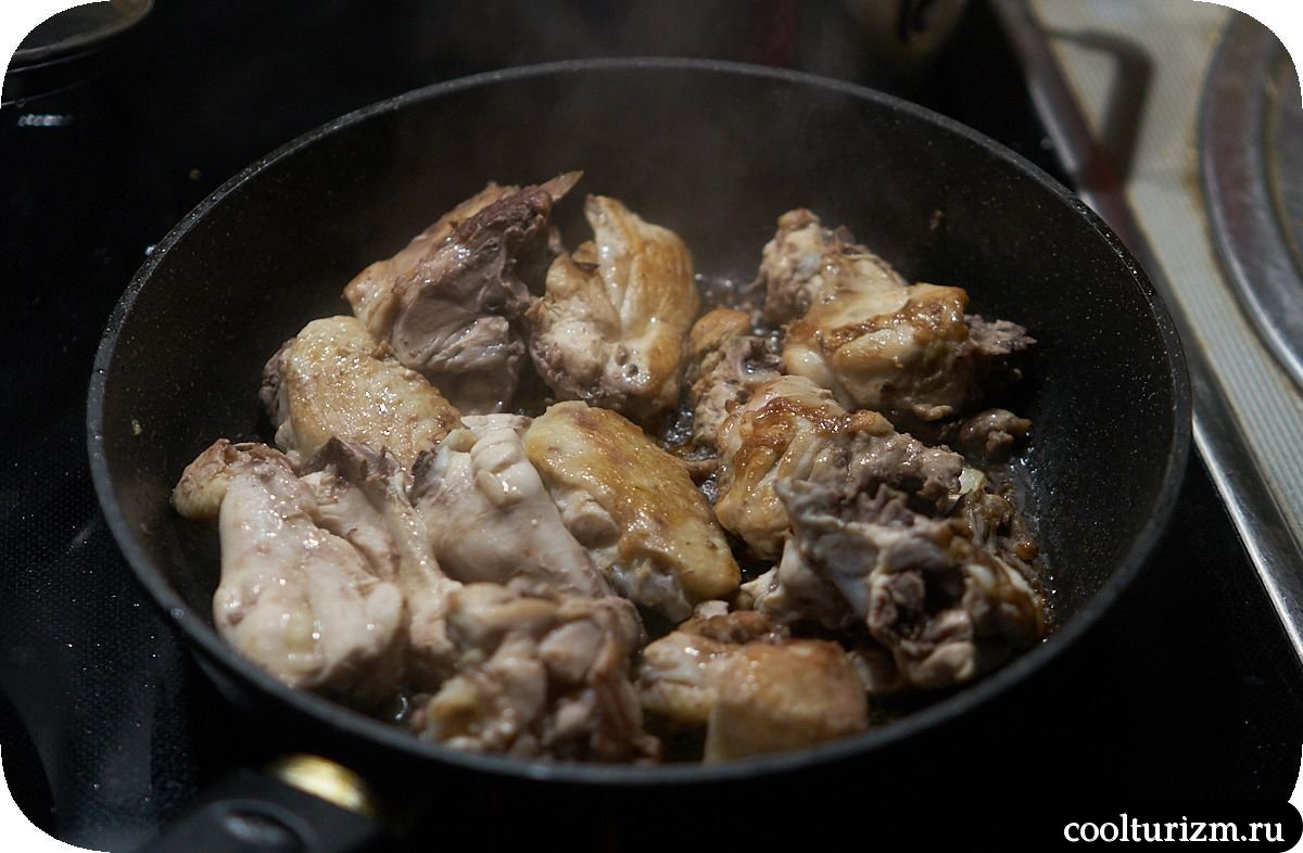 Пшеничная крупа с кусками курицы на сковороде
