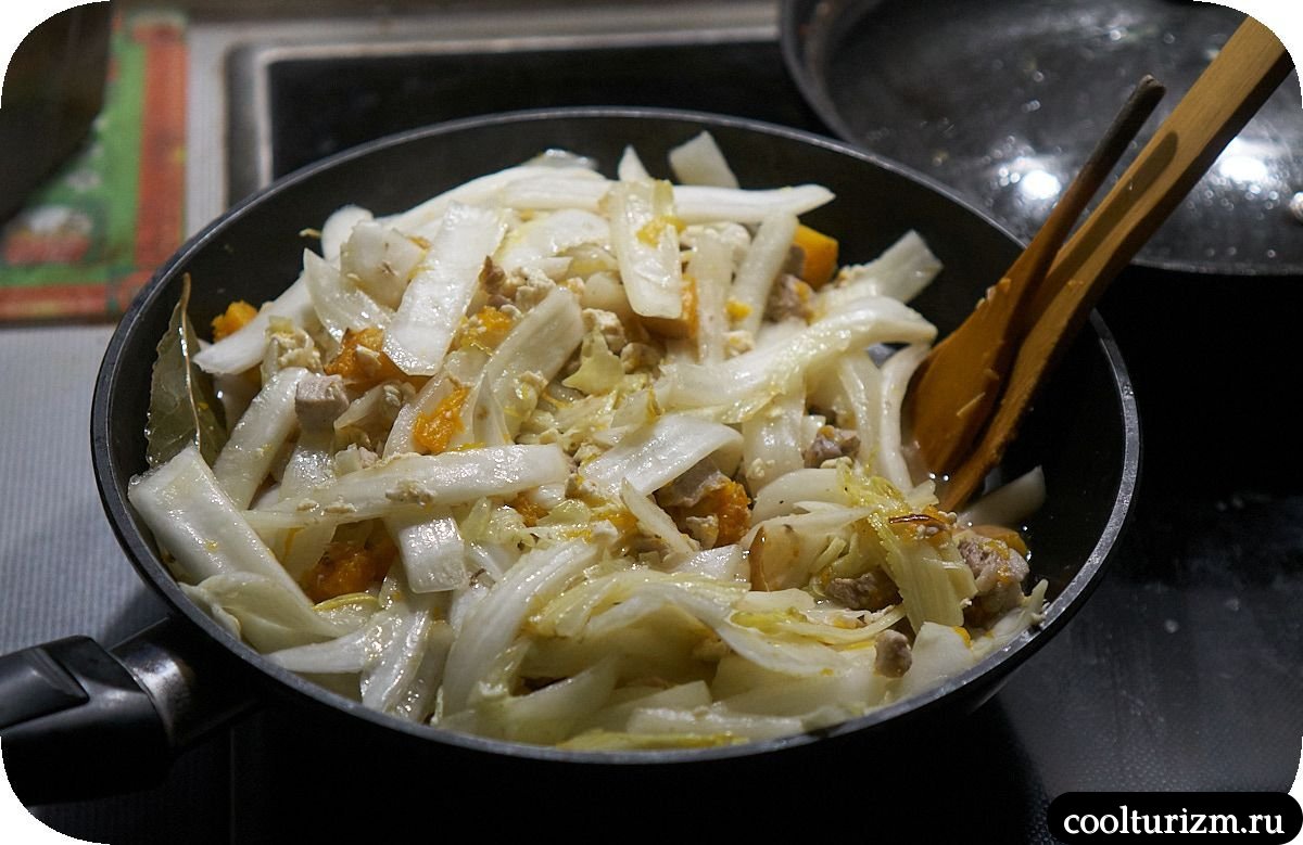 Тушеная пекинская капуста с мясом и тыквой на сковороде