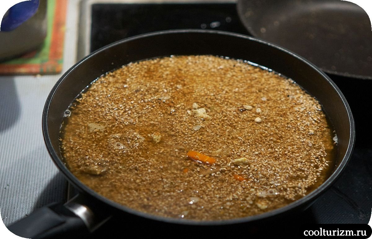 Пшеничная крупа с шампиньонами и яйцами на сковороде