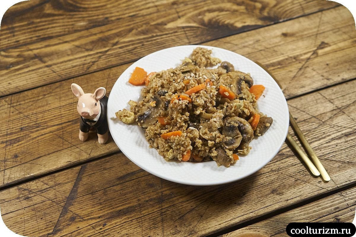 Пшеничная крупа с шампиньонами и яйцами