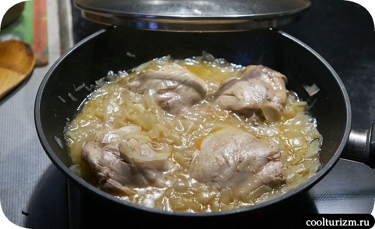 Куриные бедра с капустой