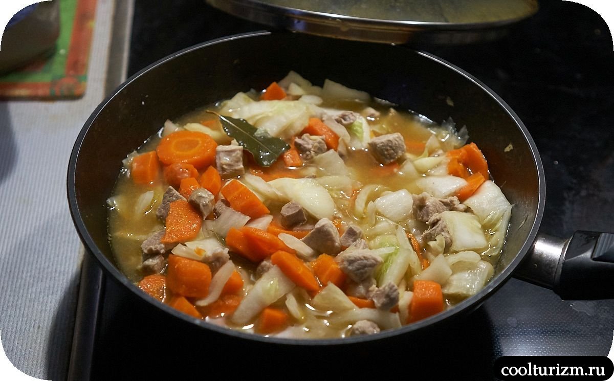 Лопатка с пекинской капустой и морковью на сковороде