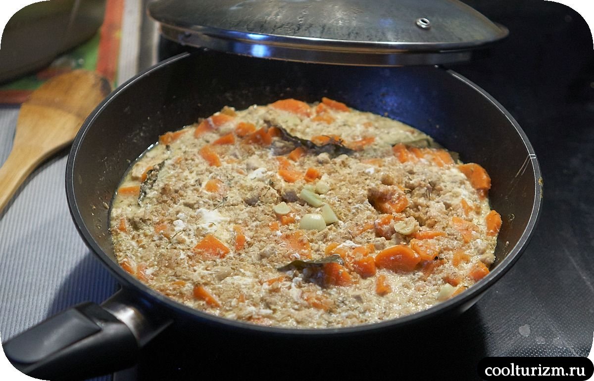 Мясо с яйцами и пшенкой в воке