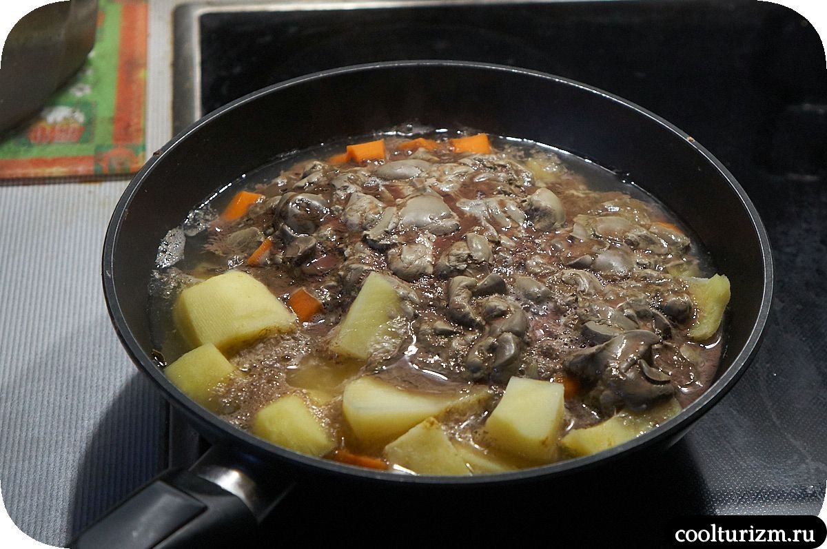 Куриная печень с картофелем в томатной подливе вкусно
