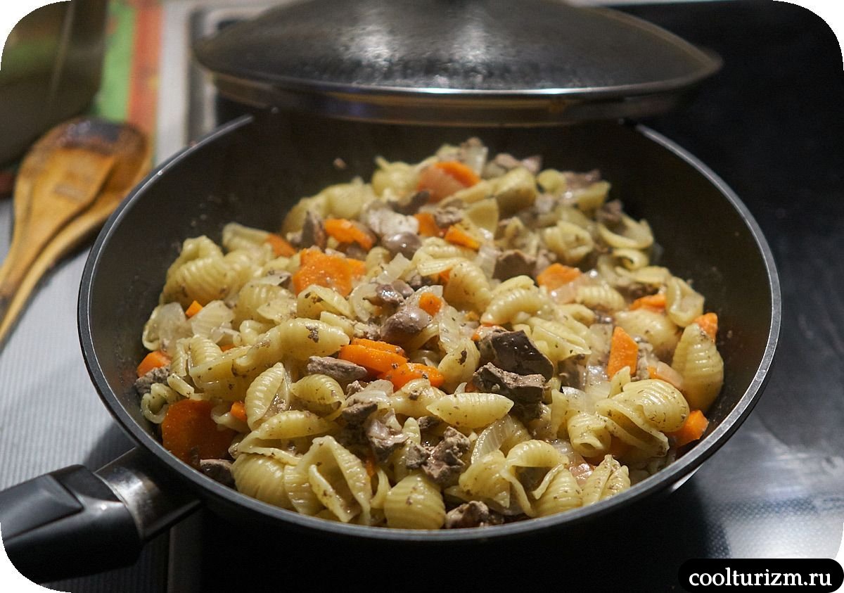 Ракушки на сковороде с куриной печенью
