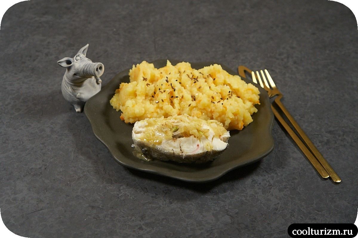 Пикша в бамбуковой пароварке с картофельной толченкой