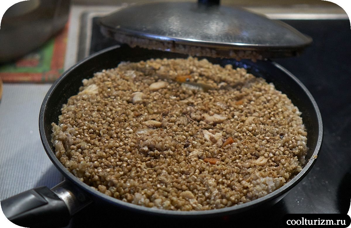 Гречка зелёная со щечками трески на сковороде