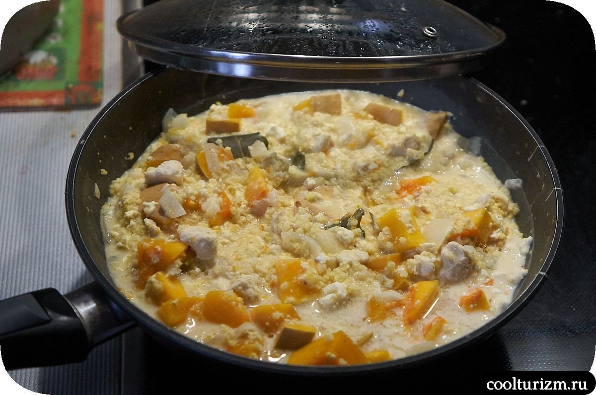 Тыква с куриной грудкой и пшеничной крупой на сковороде