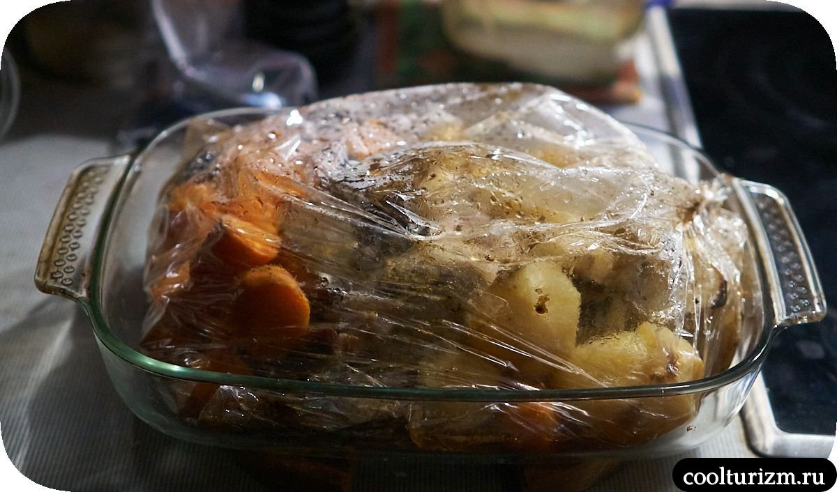 Окорок с картошкой и морковкой в духовке в рукаве