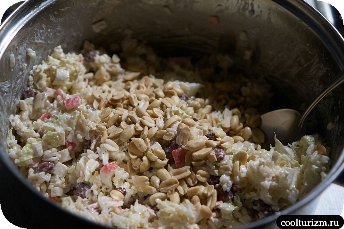 Салат с крабовыми палочками и фасолью с майонезом