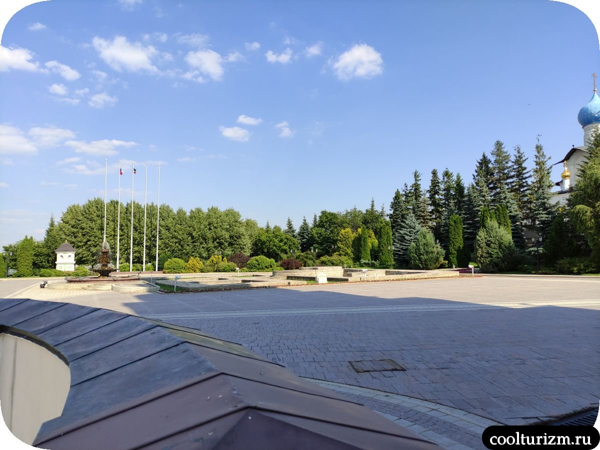 Губернаторский дворец в Казанском кремле площадь с фонтаном