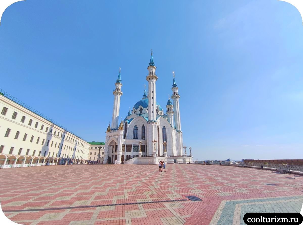 Кулшарифова мечеть и бывшее Юнкерское училище Казани