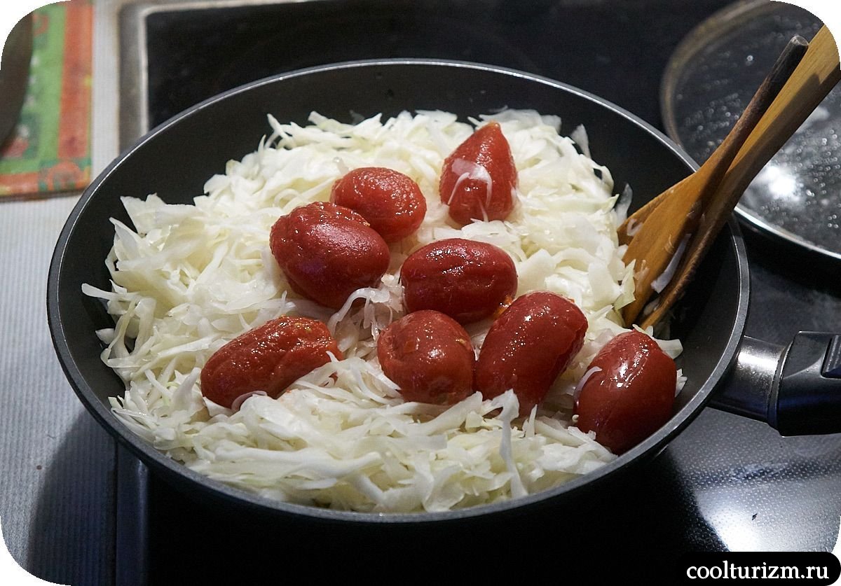 Тушеная белокочанная капуста с тушенкой из индейки как готовить