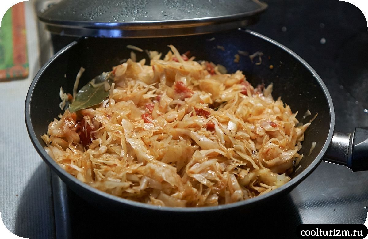 Тушеная белокочанная капуста с тушенкой