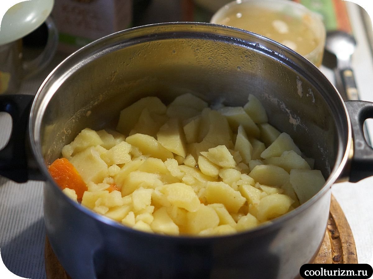 Курица в томатном соусе и картофельное пюре со сметаной