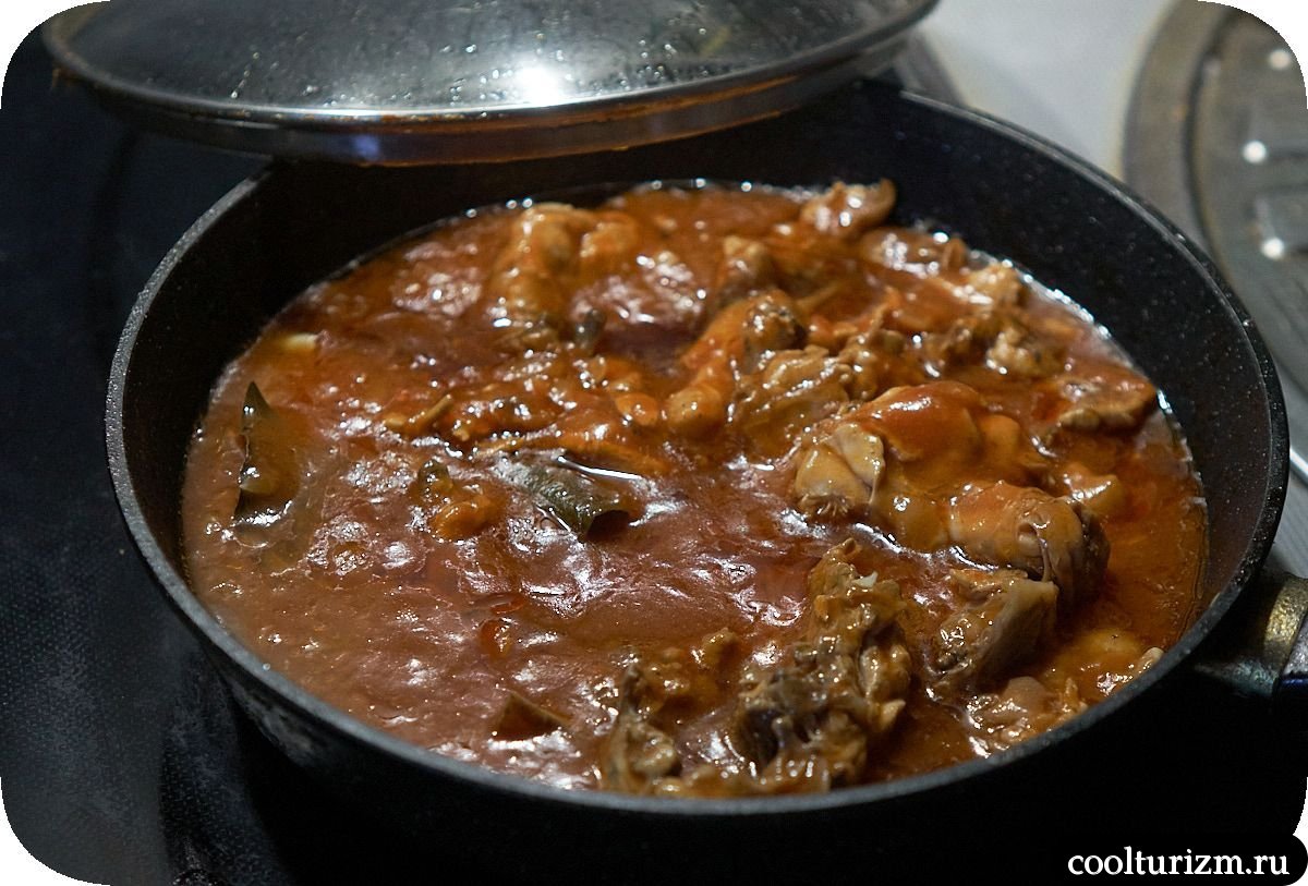 Курица в томате и картофельное пюре со сметаной пошагово