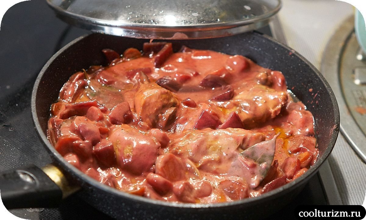 Бёдра куриные с яблоками в сметане