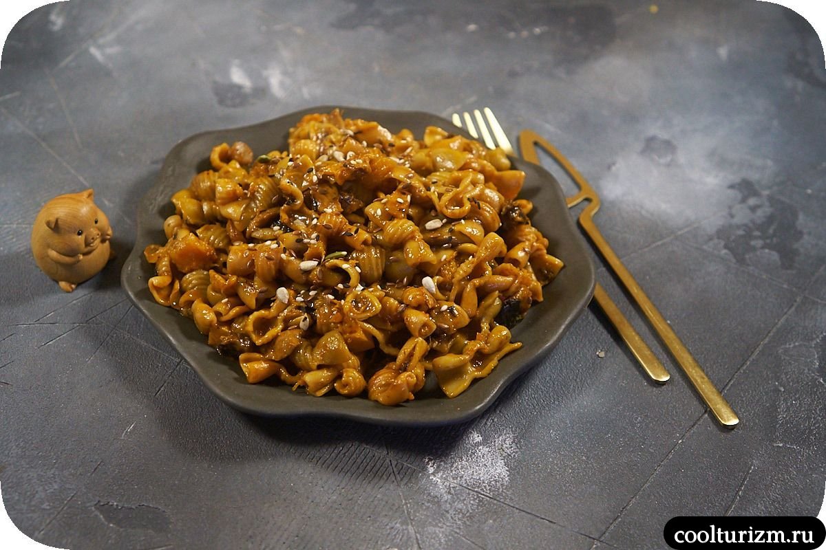 Макароны с шампиньонами и тыквой в томате рецепт
