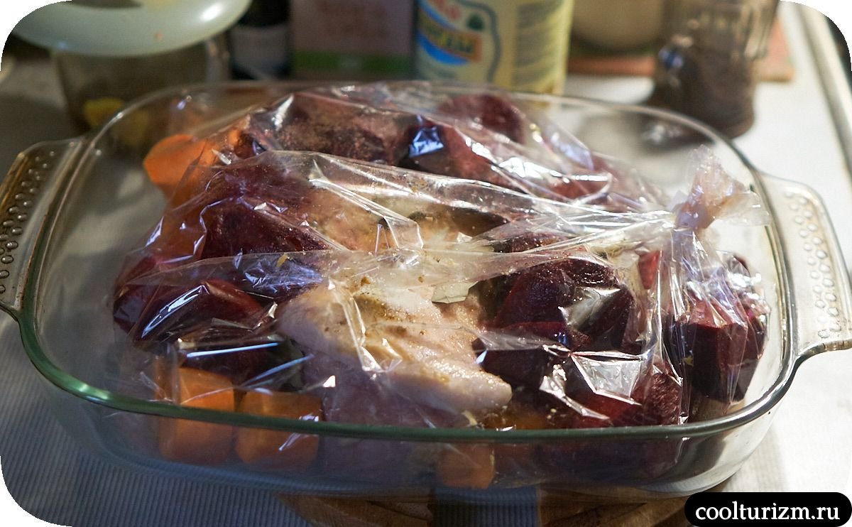 Окорок со свеклой и морковкой в духовке как готовить
