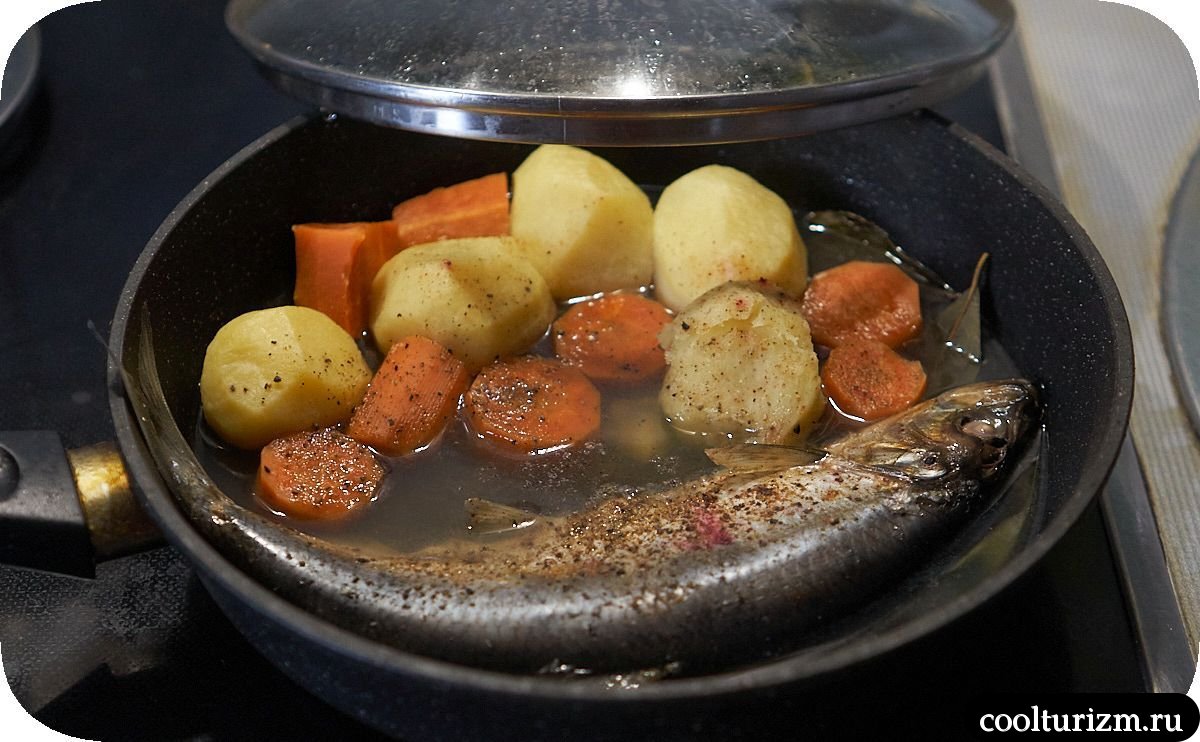Селедка свежая с овощами на сковороде