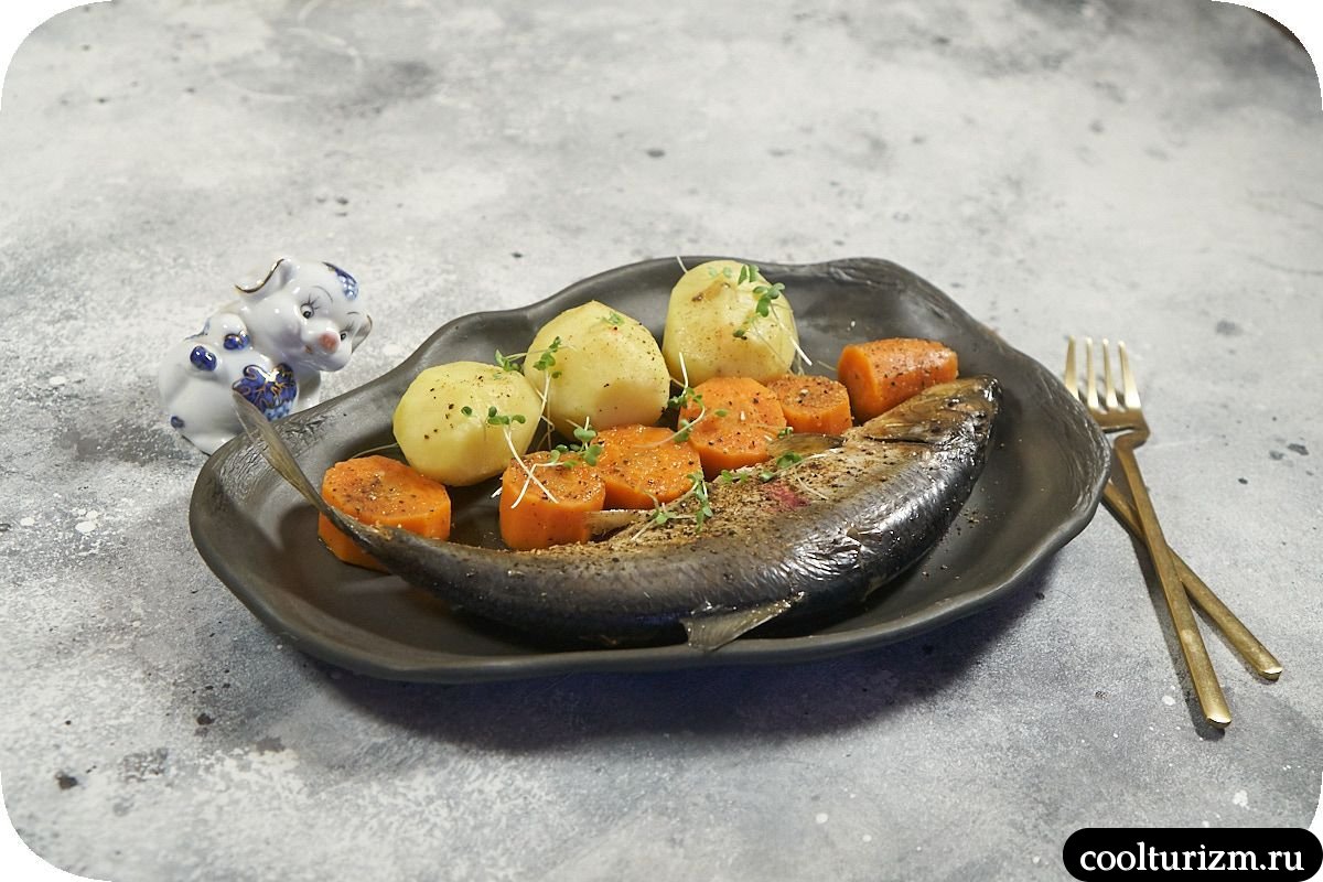 Селедка с овощами на сковороде