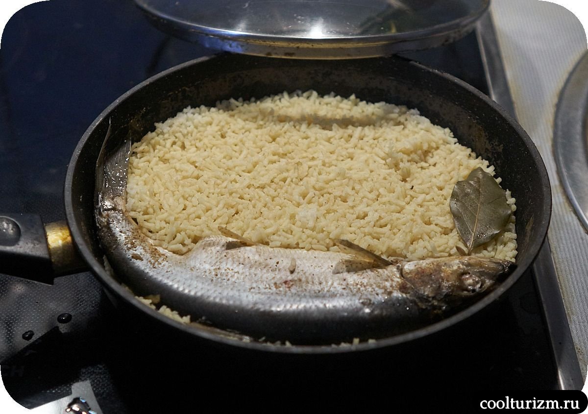 Селедка с рисом на сковороде без варки